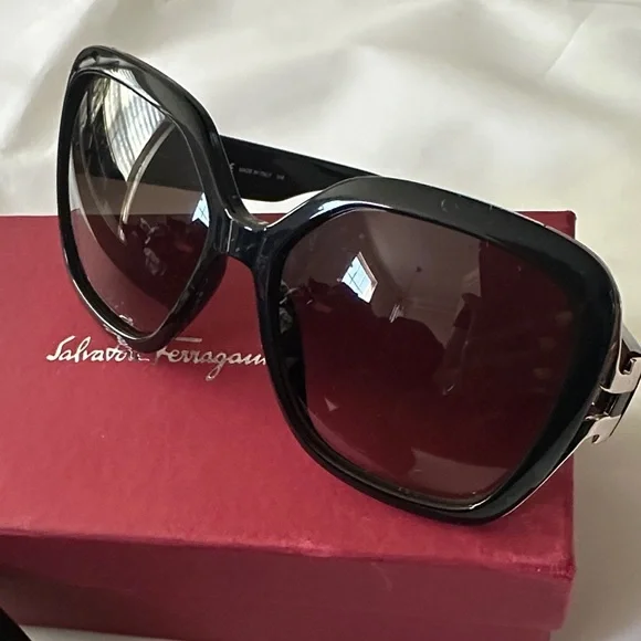 Salvatore Ferragamo Elegant Black Sunglasses - Picture 4 of 13